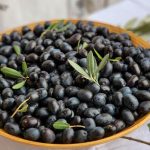 Η ΕΕ εξετάζει αντίμετρα κατά των ΗΠΑ για τους δασμούς στην ισπανική μαύρη ελιά