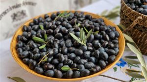 Η ΕΕ εξετάζει αντίμετρα κατά των ΗΠΑ για τους δασμούς στην ισπανική μαύρη ελιά