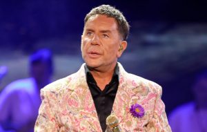 Υπόθεση Μαζωνάκη: «Η καταγγελία αφορά στην πρόταση ενός ενήλικα σε έναν άλλον ενήλικα για να συνευρεθούν σεξουαλικά» είπε ο δικηγόρος του τραγουδιστή