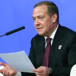 Ο Μεντβέντεφ «στόλισε» τον Ζελένσκι