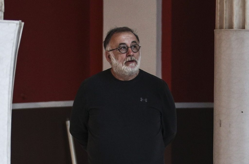 Γιος Θάνου Μικρούτσικου: Μιλά για την πρόκληση του «βαριού» ονόματος και τις αναμνήσεις από τον πατέρα του