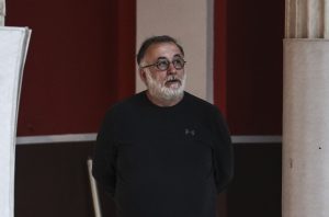 Γιος Θάνου Μικρούτσικου: Μιλά για την πρόκληση του «βαριού» ονόματος και τις αναμνήσεις από τον πατέρα του