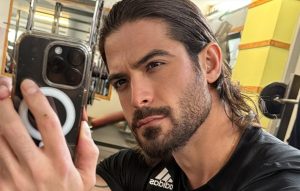 Στον εισαγγελέα οδηγήθηκε o Άρης Μουγκοπέτρος μετά από μήνυση της συζύγου του – «Ένιωσα απειλή και φόβο για μένα και τα παιδιά μου»