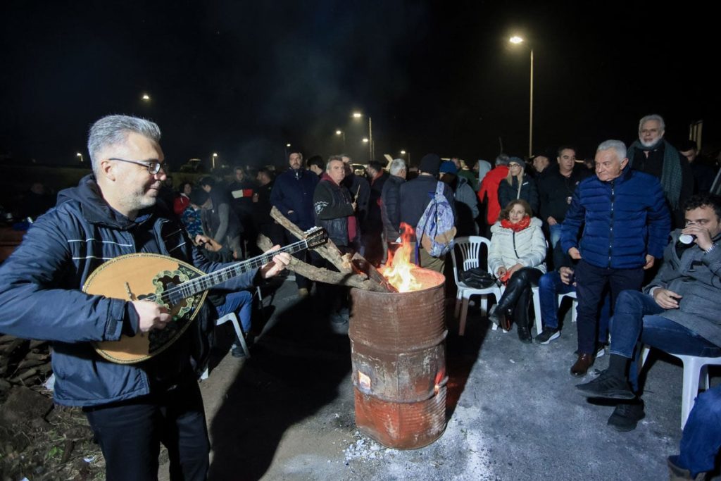 Οι μουσικοί της Λάρισας στο αγροτικό μπλόκο της Νίκαιας