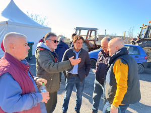 Μπετόν οι αγρότες στα μεγάλα μπλόκα, πάρτι  από «καλικάντζαρους» σε Ισθμό και Πράσινα Φανάρια, λασπομαχία  επιλέγει η κυβέρνηση