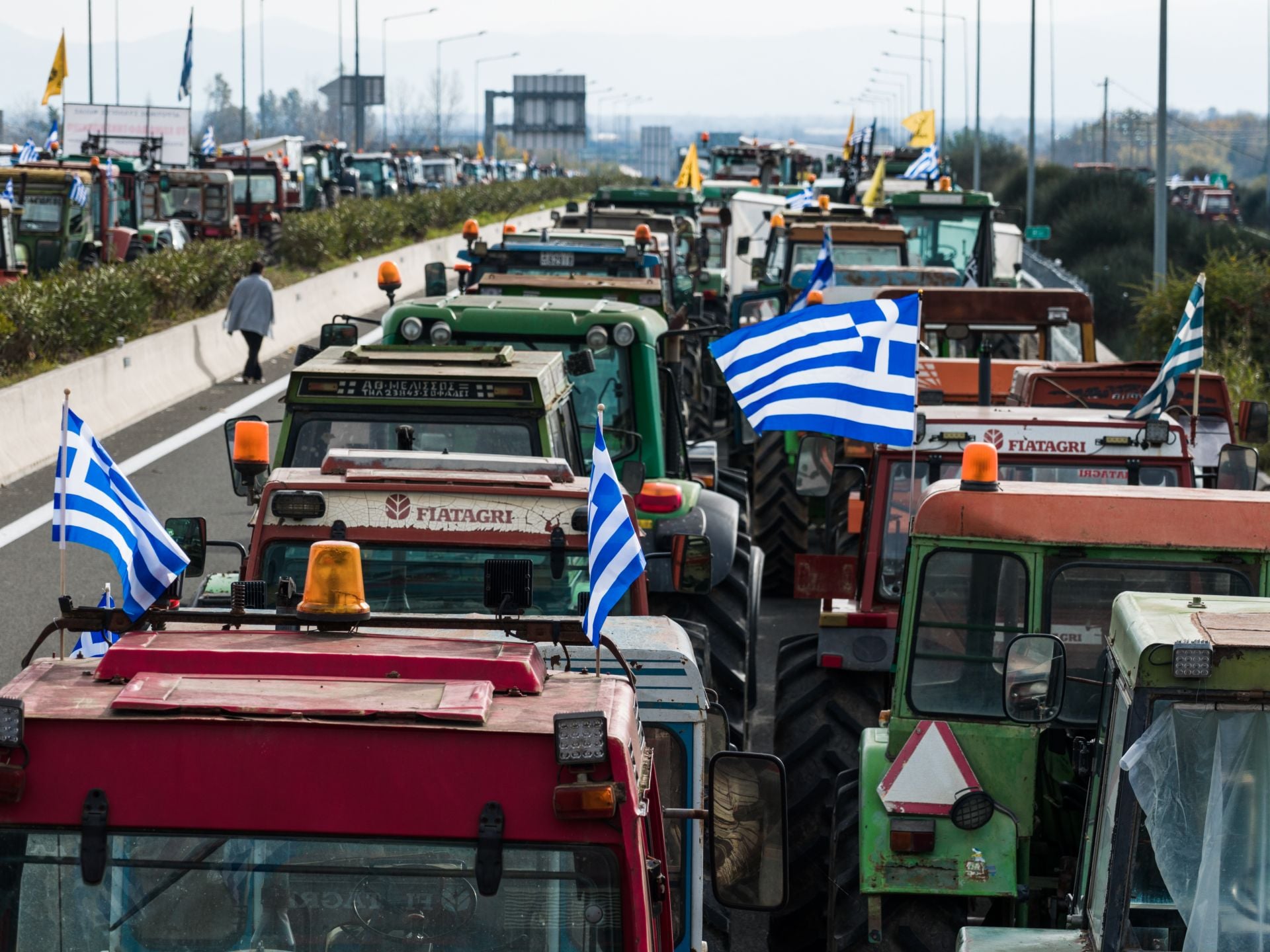 Ανυποχώρητοι οι αγρότες - Πάνω από 5.000 τα τρακτέρ στα μπλόκα