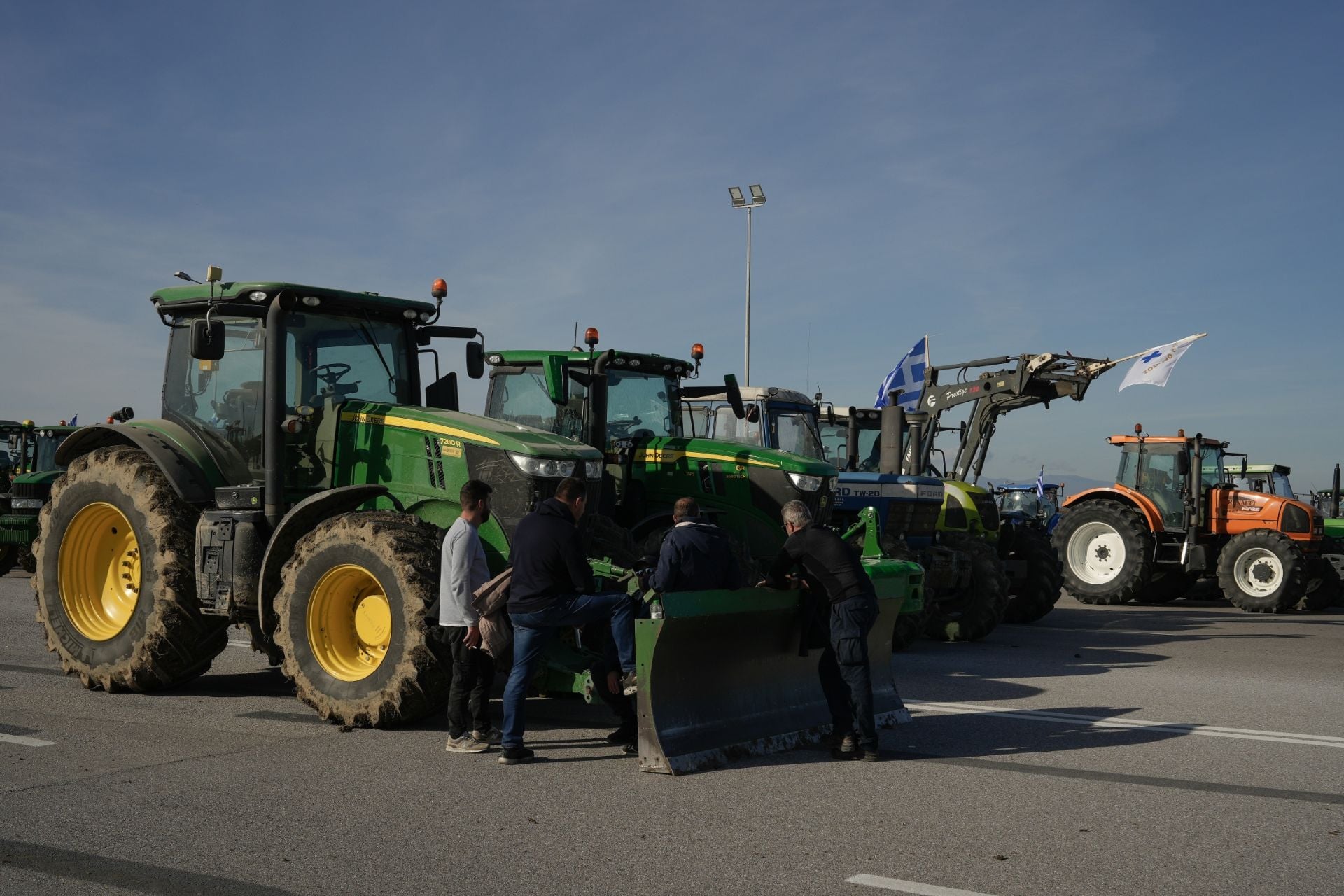 Μάχη μέχρι τέλους από τους αγρότες - Ενισχύονται τα μπλόκα σε όλη τη χώρα