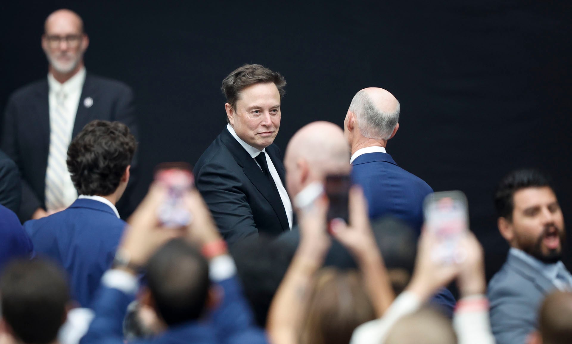 Ο Έλον Μασκ και πάλι στην «υπηρεσία» του Ντόναλντ Τραμπ