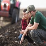 Για να γίνει κανείς Νέος Αγρότης δεν χρειάζεται μόνο γη αλλά κεφάλαια, αναγνωρίζει η Κομισιόν