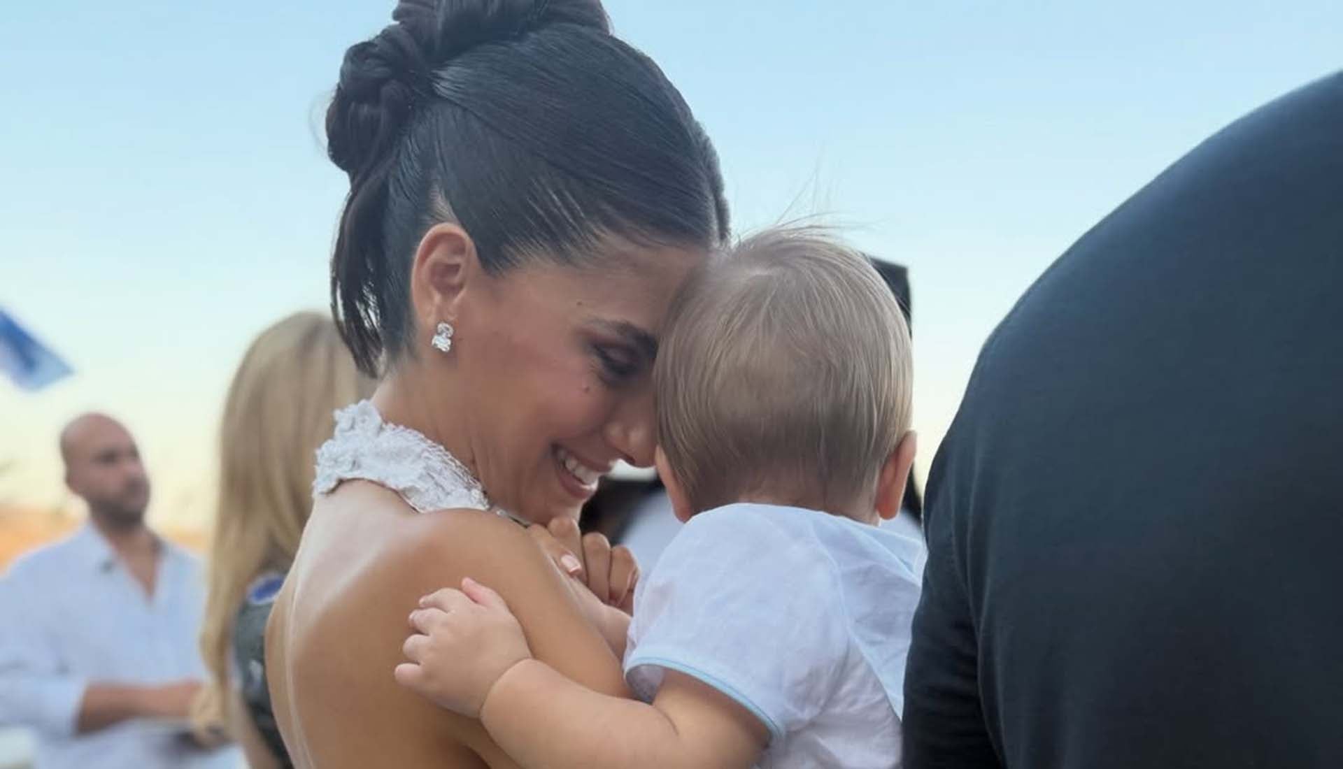 Αλεξάνδρα Νίκα: Η μπλούζα με το «Αργυρός» για τον μικρό Μπίλυ που έκλεψε τις εντυπώσεις