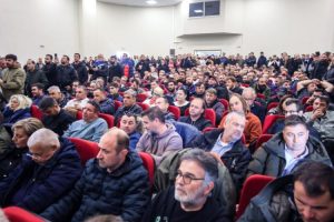 Παραμένουν στα μπλόκα οι αγρότες και αποστέλλουν τα αιτήματά τους στην κυβέρνηση – Κλιμακώνουν τις κινητοποιήσεις τους