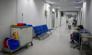 Παραβατικός τσάκισε στο ξύλο γιατρό στο νοσοκομείο Αιγίου!