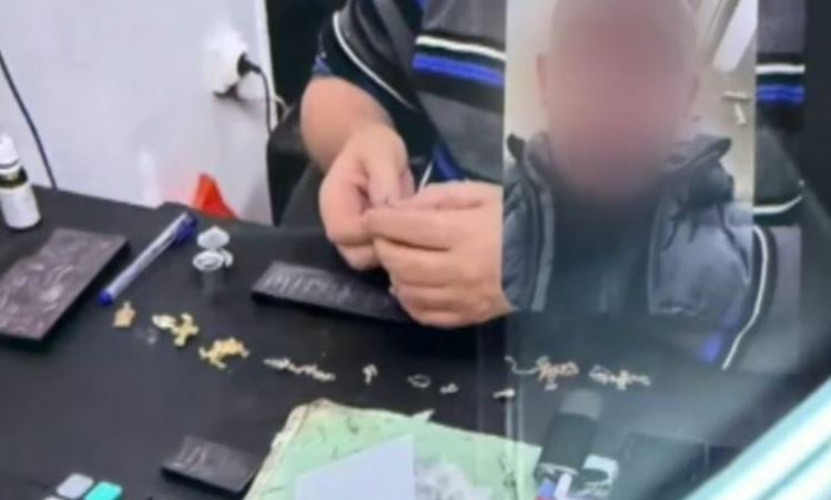 Ομόνοια: Έφοδος της ΕΛΑΣ σε ενεχυροδανειστήριο που έλιωναν κλοπιμαία