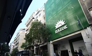 Επίθεση ΠΑΣΟΚ στον Τσίπρα: «Παπαγάλισε τη γραμμή της Νέας Δημοκρατίας»