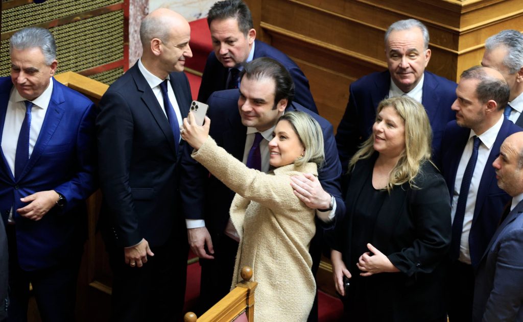 Έτρεχαν όλοι να βγάλουν selfie με τον Πιερρακάκη...