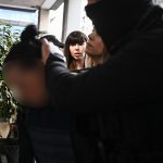 Έγκλημα στη Σαλαμίνα: Η επιλεκτική μνήμη της 46χρονης – «Θυμάμαι μέχρι το σημείο που πήγα με το αυτοκίνητο μου και πάρκαρα δίπλα από το σπίτι»