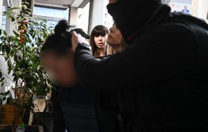 Έγκλημα στη Σαλαμίνα: Η επιλεκτική μνήμη της 46χρονης – «Θυμάμαι μέχρι το σημείο που πήγα με το αυτοκίνητο μου και πάρκαρα δίπλα από το σπίτι»