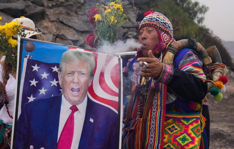 Σαμάνοι από το Περού προβλέπουν για το 2026 ασθένεια για τον Τραμπ, πτώση και αυτοεξορία για τον Μαδούρο και τέλος του πολέμου στην Ουκρανία