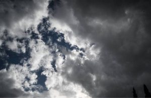 Νεφώσεις, σποραδικές βροχές και μικρή πτώση της θερμοκρασίας