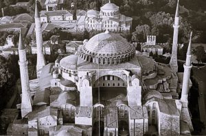 Η «γέννηση» της Αγιάς Σοφιάς: Αν ήταν άνθρωπος, σήμερα θα έσβηνε 1.488 κεράκια!