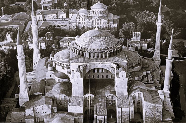 Η «γέννηση» της Αγιάς Σοφιάς: Αν ήταν άνθρωπος, σήμερα θα έσβηνε 1.488 κεράκια!