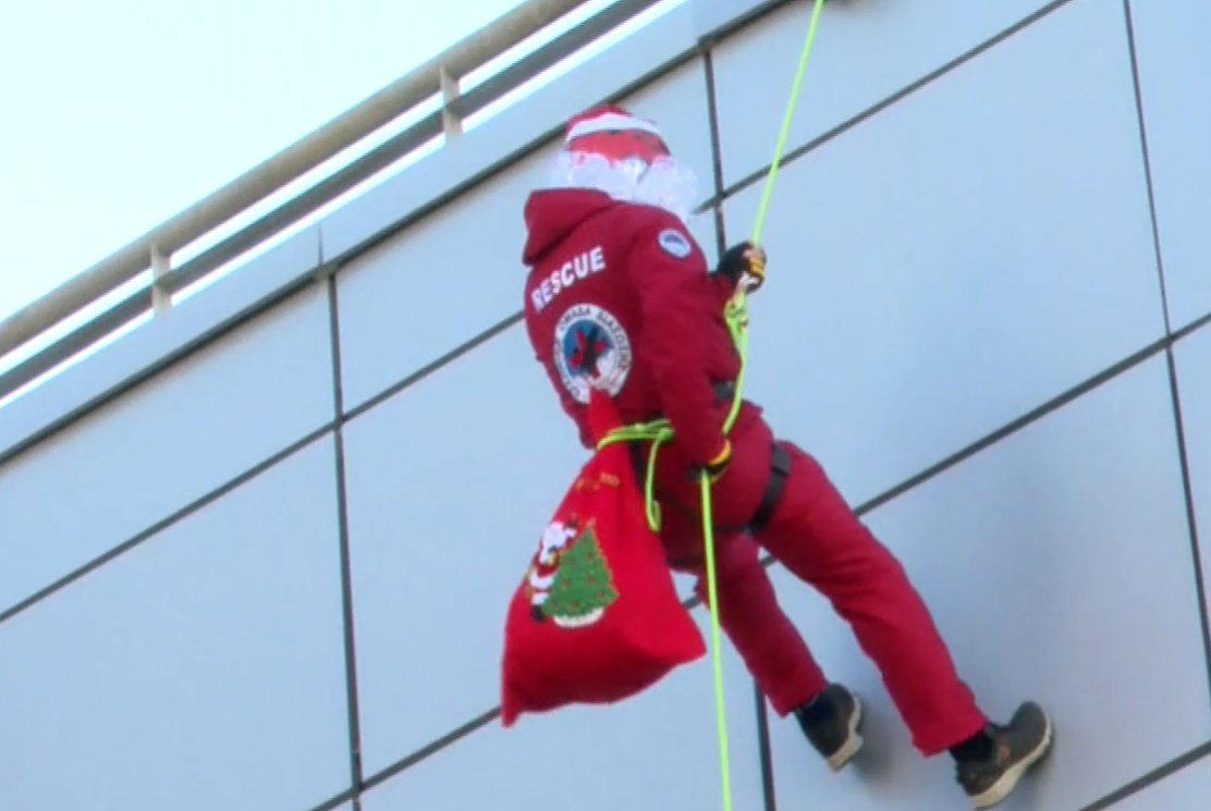 Βόλος: Στην Παιδιατρική του νοσοκομείου ο Αϊ Βασίλης ήρθε από την καμινάδα