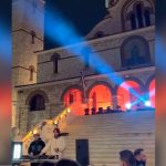 Ο δήμος Αθηναίων διοργάνωσε street party με ηλεκτρονική μουσική στα σκαλιά εκκλησίας στο Γαλάτσι