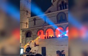 Ο δήμος Αθηναίων διοργάνωσε street party με ηλεκτρονική μουσική στα σκαλιά εκκλησίας στο Γαλάτσι