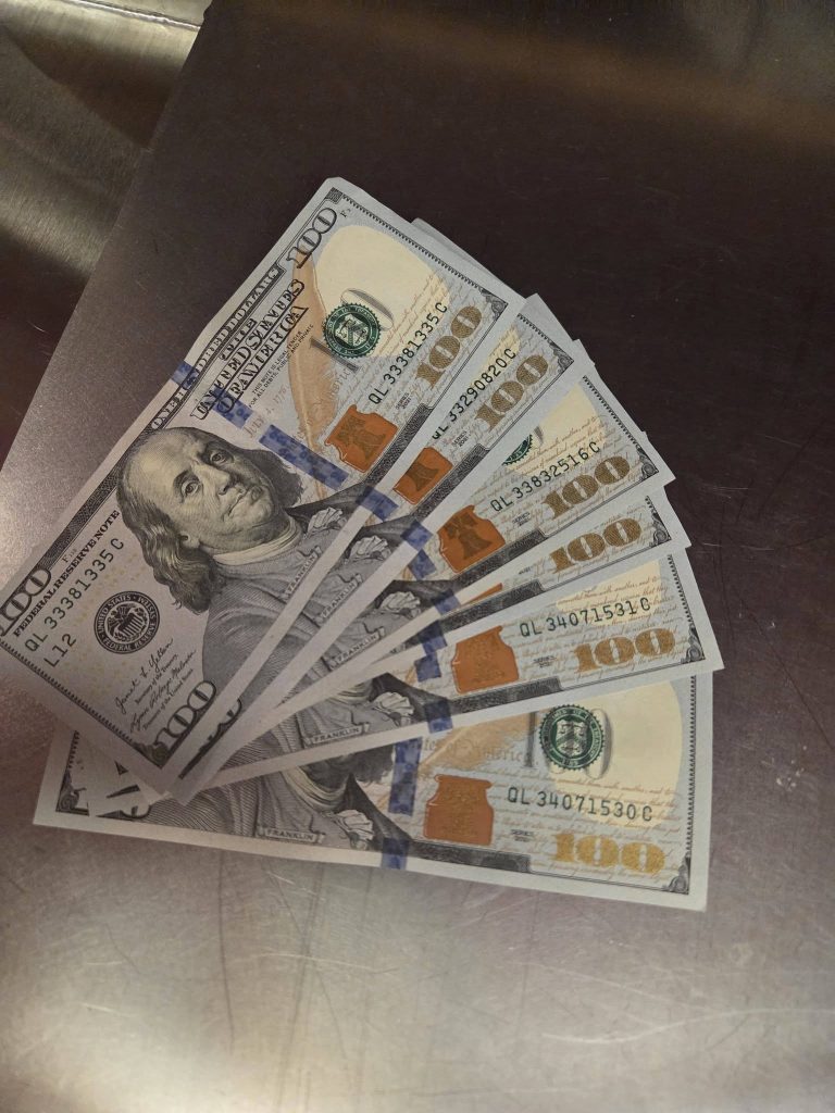 Τέιλορ Σουίφτ: Το δώρο που έκανε σε εργαζόμενη ανήμερα των Χριστουγέννων και ξέσπασε σε κλάματα