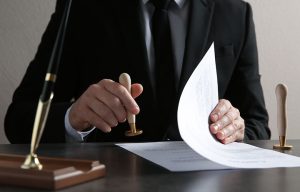 Νέες ρυθμίσεις στο κληρονομικό δίκαιο: Τι προβλέπεται για συμβάσεις, διαθήκες, κληρονομιές με χρέη, δικαιώματα συζύγων, συντρόφων και παιδιών