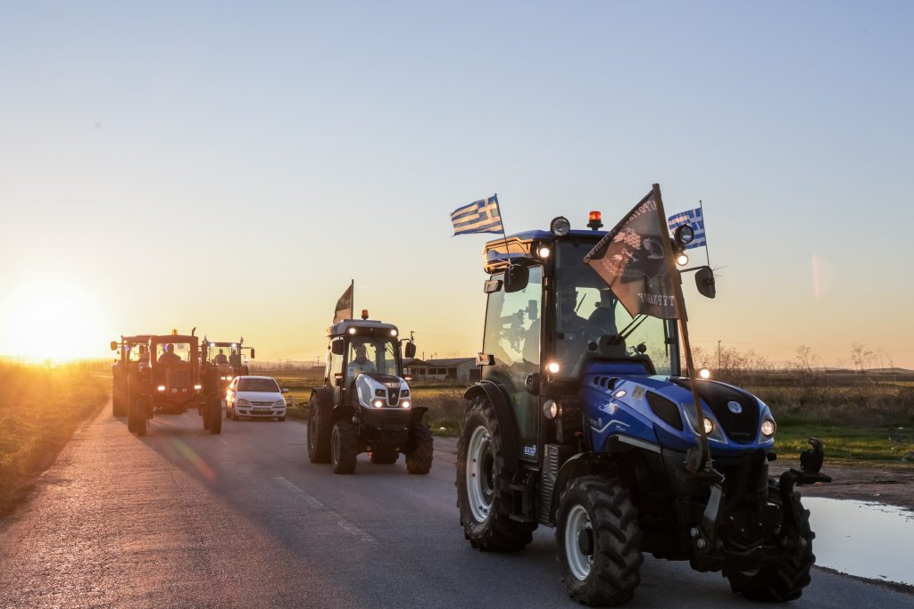 Επιμένουν οι αγρότες: Κλείσιμο παρακαμπτηρίων στη Νίκαια, αποκλεισμοί σε τελωνεία, μπλόκα σε εθνικές οδούς