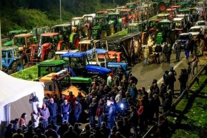 Παραμένουν στο μπλόκο της Νίκαιας οι αγρότες – Συνεχίζουν τις κινητοποιήσεις και μετά τις γιορτές