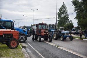 Ούτε ο «Byron» πτοεί τους αγρότες – Πάνω από 6.000 τρακτέρ στους δρόμους όλης της χώρας, πού υπάρχουν μπλόκα