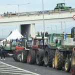 Αμετακίνητα παραμένουν τα τρακτέρ από τα μπλόκα που έχουν στήσει οι αγρότες – Στον «χορό» των κινητοποιήσεων και οι κτηνοτρόφοι της Κρήτης