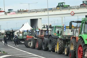Αμετακίνητα παραμένουν τα τρακτέρ από τα μπλόκα που έχουν στήσει οι αγρότες – Στον «χορό» των κινητοποιήσεων και οι κτηνοτρόφοι της Κρήτης