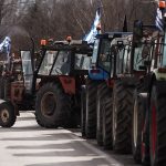 Αγρότες και κτηνοτρόφοι της Αχαΐας εισήλθαν με τρακτέρ και αγροτικά οχήματα στην Πάτρα