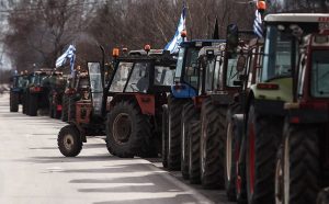 Αγρότες και κτηνοτρόφοι της Αχαΐας εισήλθαν με τρακτέρ και αγροτικά οχήματα στην Πάτρα