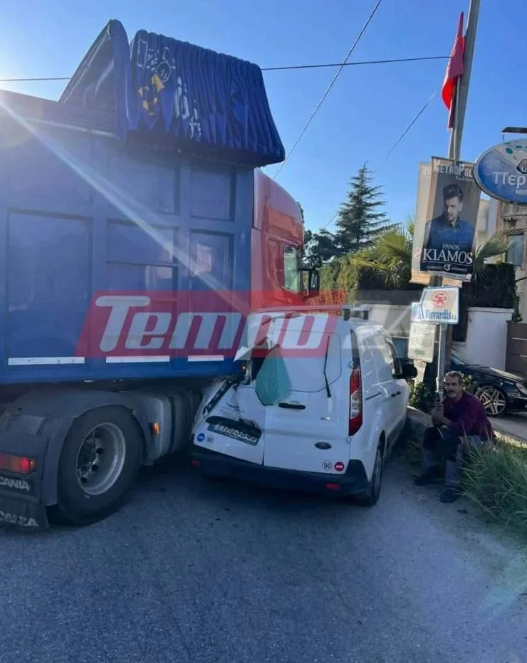 Νταλίκα στην Πάτρα «στραπάτσαρε» φορτηγάκι