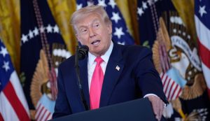 Politico: Οι φίλοι του Τραμπ απειλούν πολιτικά τις ηγεσίες της ΕΕ