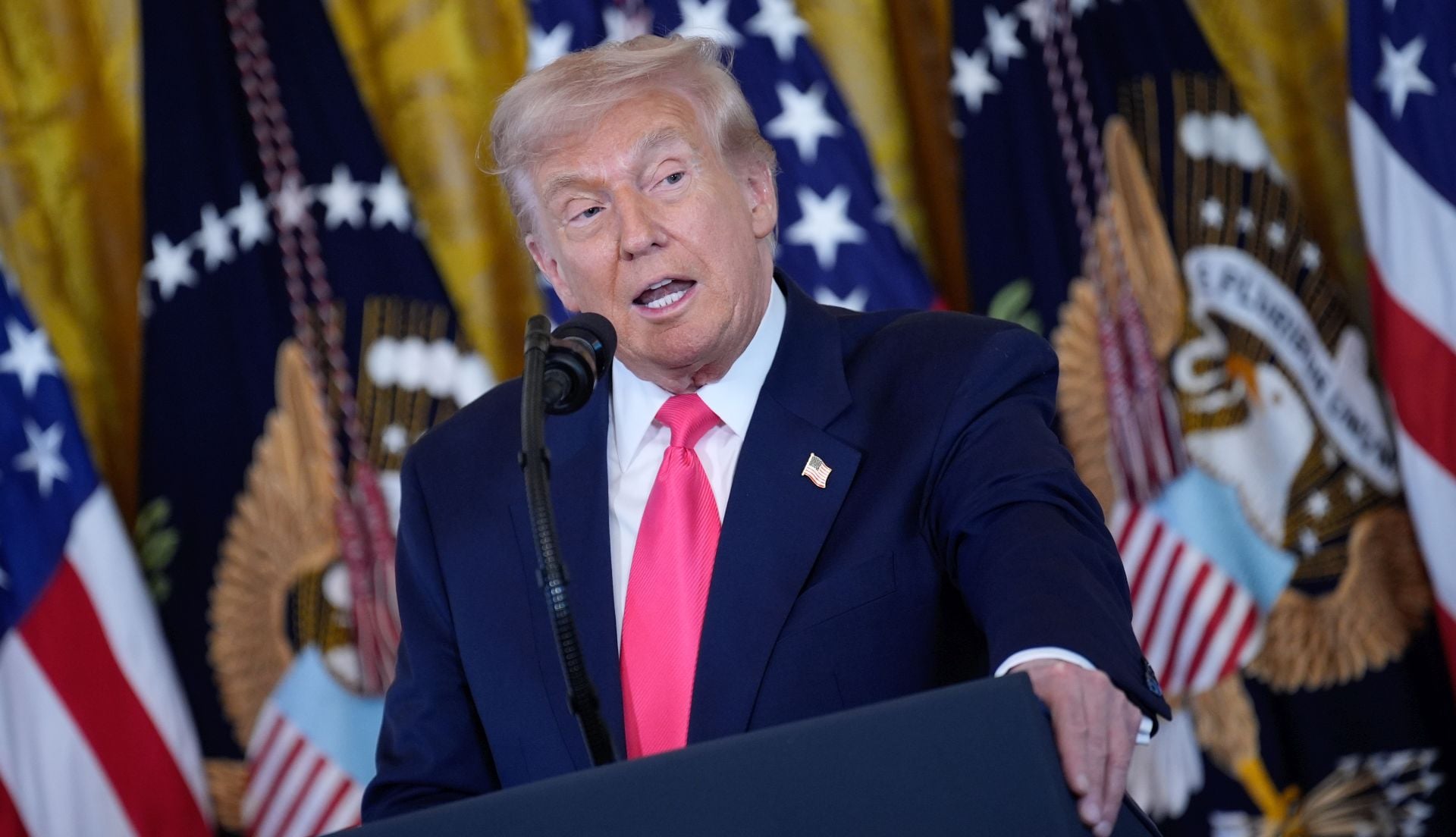 Politico: Οι φίλοι του Τραμπ απειλούν πολιτικά τις ηγεσίες της ΕΕ