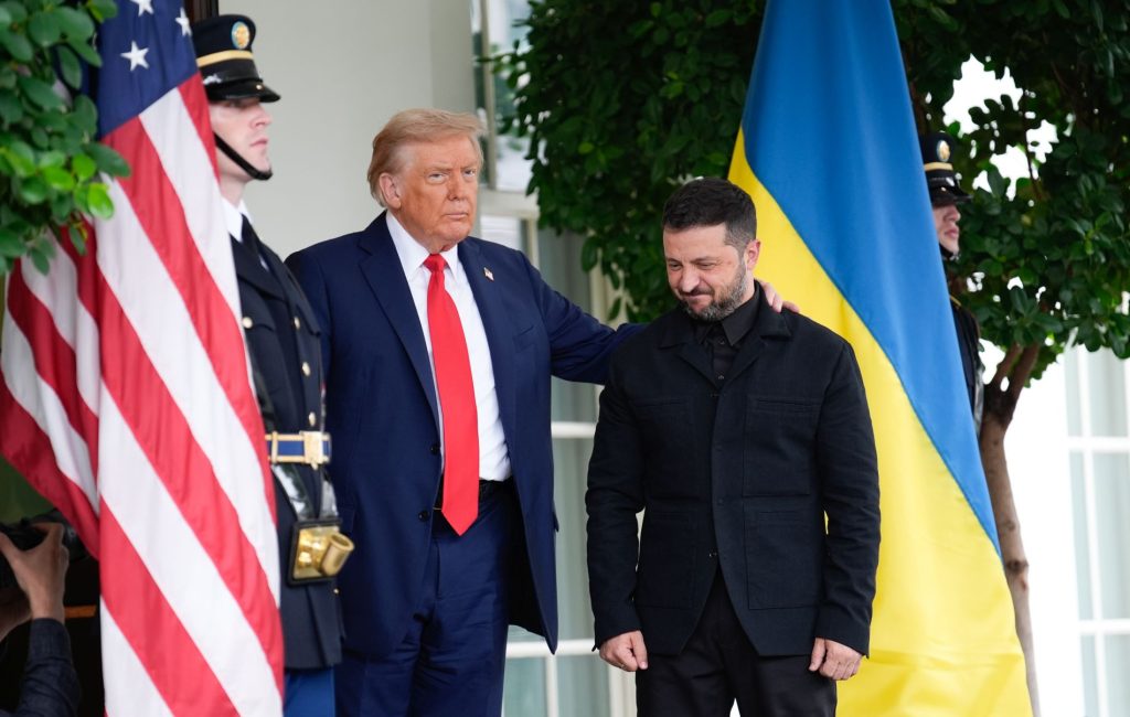 Τραμπ για Ζελένσκι: «Δεν έχει τίποτα μέχρι να το εγκρίνω εγώ»