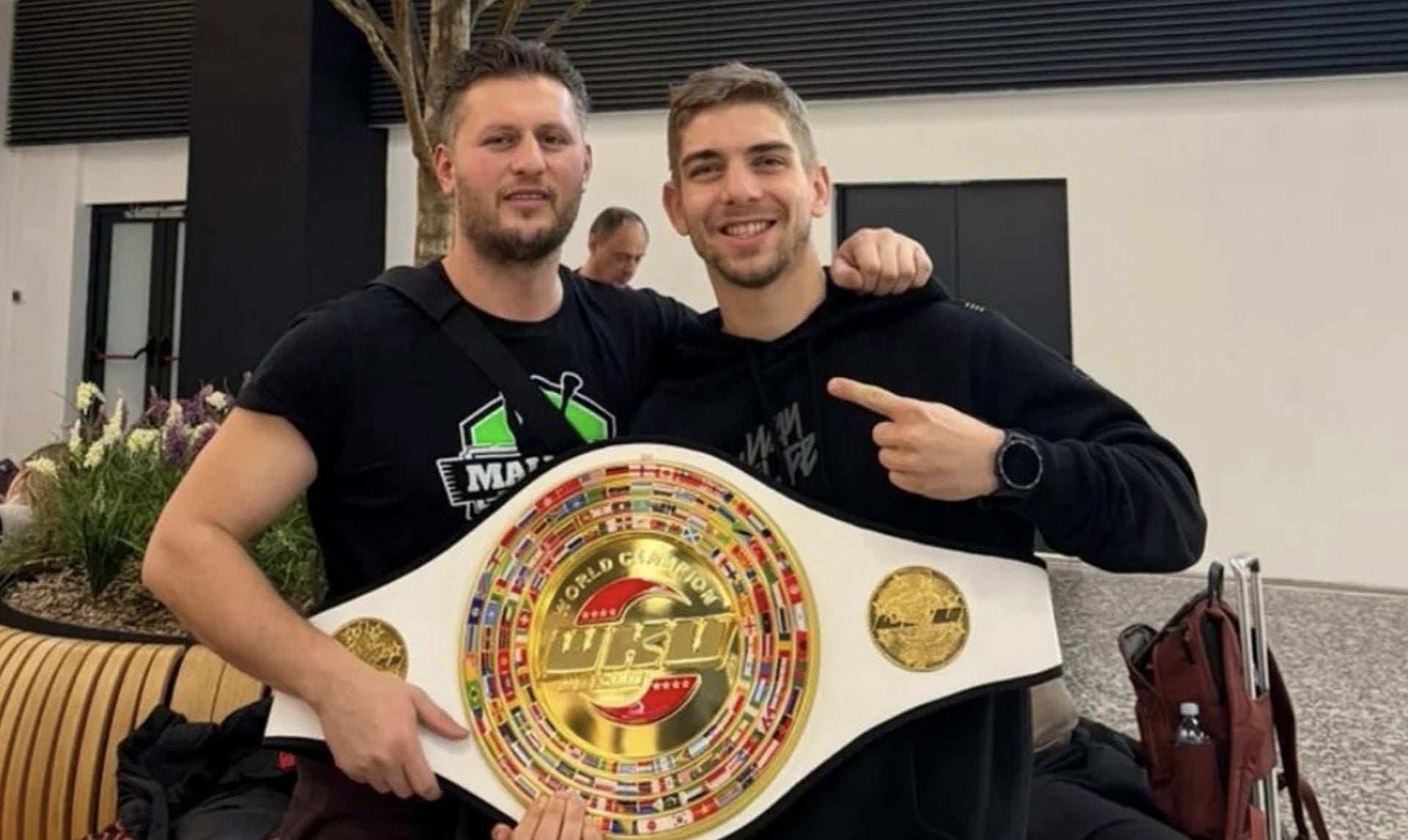 Γρονθοκόπησαν τον Τσουκαλά όταν έσκυψε να προσευχηθεί