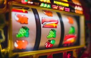 Φλόριντα: Τα έκανε λίμπα με βαριοπούλα επειδή έχασε 3.800 δολάρια στα «φρουτάκια»