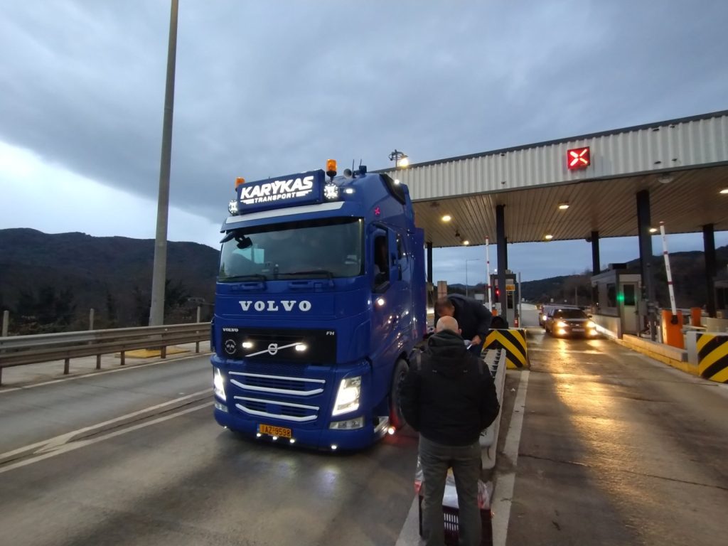 Αγρότες της Θεσπρωτίας μοίρασαν μανταρίνια στα διόδια Τύριας