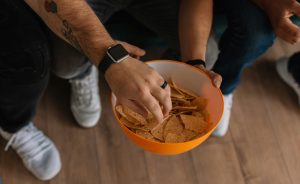 Νέα viral τάση στο Tik Tok: «Βάλε να φάμε και έλα να δούμε Εξεταστική...»