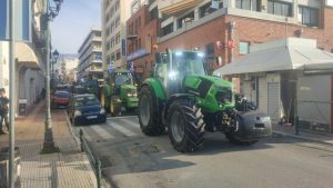 Αποχωρούν τα τρακτέρ, μένουν οι αγρότες στο λιμάνι του Βόλου μετά το τελεσίγραφο