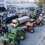 Στο λιμάνι του Βόλου οι αγρότες παρουσία ισχυρών αστυνομικών δυνάμεων – Θα επιχειρηθεί ο αποκλεισμός με τα τρακτέρ – Παραμένουν τα μπλόκα