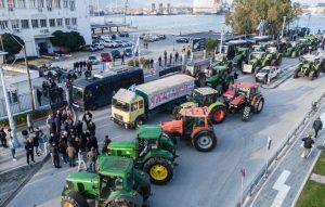 Στο λιμάνι του Βόλου οι αγρότες παρουσία ισχυρών αστυνομικών δυνάμεων – Θα επιχειρηθεί ο αποκλεισμός με τα τρακτέρ – Παραμένουν τα μπλόκα