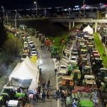 Παραμένουν οι αγρότες στο μπλόκο της Νίκαιας - Κλειστή η εθνική οδός Αθηνών-Θεσσαλονίκης