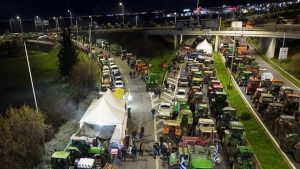 Παραμένουν οι αγρότες στο μπλόκο της Νίκαιας - Κλειστή η εθνική οδός Αθηνών-Θεσσαλονίκης